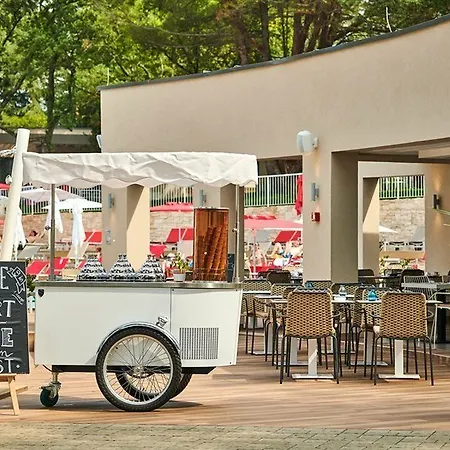 Garden Park Plava Laguna 4* פורץ